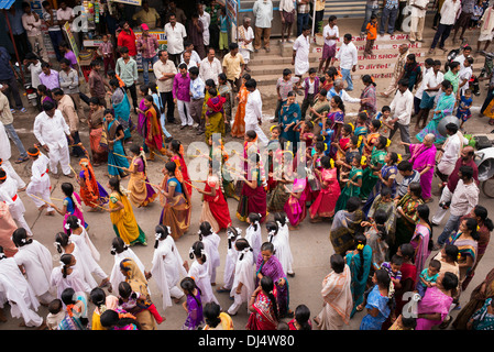 Foule indienne regardant défilé du festival au cours des fêtes d'anniversaire de Sathya Sai Baba. Puttaparthi, Andhra Pardesh, Inde Banque D'Images