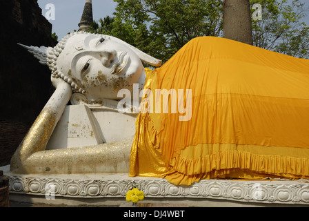 Bouddha couché du Wat Yai Chai Mongkol Banque D'Images