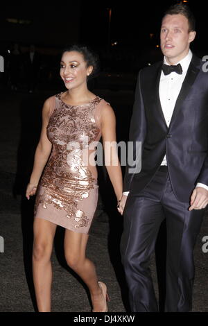 Old Trafford, Manchester, Royaume-Uni. 21 Nov 2013. Phil Jones et Kaya Hall - Les arrivées à l'UNICEF pour le dîner de gala en présence de l'ensemble de l'équipe première de Manchester United et de célébrités. Le dîner a célébré 14 ans de partenariat entre Manchester United et l'UNICEF, l'organisation leader monde childrenÕs, et recueilli plus de 200 000 € pour son travail pour les enfants vulnérables à travers le monde. Credit : Deborah Vernon/Alamy Live News Banque D'Images