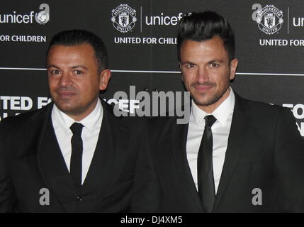 Old Trafford, Manchester, Royaume-Uni. 21 Nov 2013. Michael et Peter Andre - Les arrivées à l'UNICEF pour le dîner de gala en présence de l'ensemble de l'équipe première de Manchester United et de célébrités. Le dîner a célébré 14 ans de partenariat entre Manchester United et l'UNICEF, l'organisation leader monde childrenÕs, et recueilli plus de 200 000 € pour son travail pour les enfants vulnérables à travers le monde. Credit : Deborah Vernon/Alamy Live News Banque D'Images