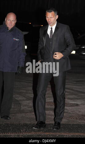 Old Trafford, Manchester, Royaume-Uni. 21 Nov 2013. Ryan Giggs - Les arrivées à l'UNICEF pour le dîner de gala en présence de l'ensemble de l'équipe première de Manchester United et de célébrités. Le dîner a célébré 14 ans de partenariat entre Manchester United et l'UNICEF, l'organisation leader monde childrenÕs, et recueilli plus de 200 000 € pour son travail pour les enfants vulnérables à travers le monde. Credit : Deborah Vernon/Alamy Live News Banque D'Images