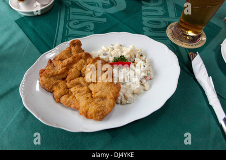 La nourriture traditionnelle tchèque schnitzel de porc frites salade de pommes de terre avec restaurant Prague, République Tchèque, Europe Banque D'Images