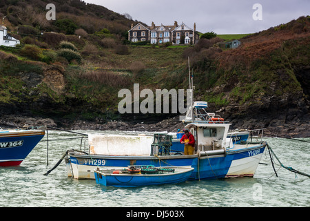 Bateaux de pêche dans le port de Port Isaac, Cornwall Banque D'Images