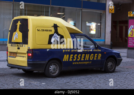 Service de livraison de voiture ancienne Messenger à Prague Banque D'Images