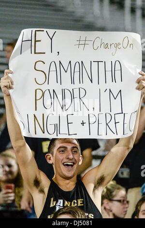 - Orlando, FL, U, . 21 nov., 2013. S : ventilateur Central Florida est titulaire d'une inscription avant de NCAA football action de jeu entre le Rutgers Scarlet Knights et l'UCF Knights à Bright House Networks Stadium d'Orlando, Floride. © csm/Alamy Live News Banque D'Images