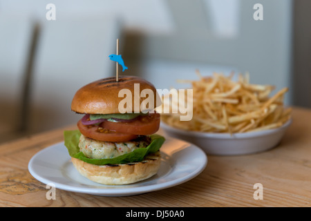 Burger de poisson et frites skinny Banque D'Images