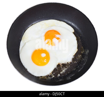 Vue de dessus de deux œufs frits dans une poêle isolé sur fond blanc Banque D'Images