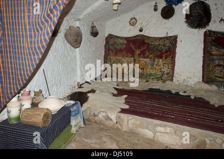 Chambre à coucher dans un habitat troglodytique, Ghariyan, Libye Banque D'Images