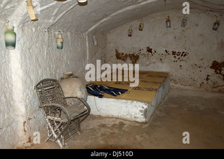 Chambre à coucher dans un habitat troglodytique, Ghariyan, Libye Banque D'Images