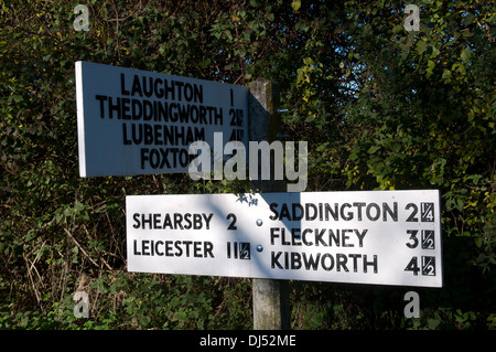 La signalisation routière avec des noms de lieu du Leicestershire, Mowsley, Leicestershire, England, UK Banque D'Images