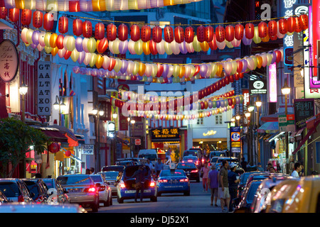 Ville chinoise de Singapour, rue des lanternes, des laternes colorées accrochées de l'autre côté de la rue, Chinatown, Singapour Banque D'Images