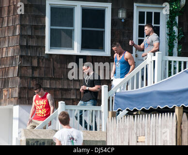 Vinny Guadagnino, Pauly Delvecchio, Mike Sorrentino, Ronnie Ortiz-Magro le Cast de 'Jersey Shore' renvoie à leur maison dans la région de Seaside Heights. Seaside Heights, NEW JERSEY - 31.05.12 Banque D'Images