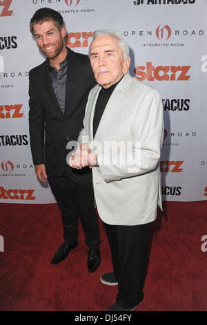 Liam MCINTYRE et Kirk Douglas au Starz célébrer Kirk Douglas et 'Spartacus' à l'Academy of Television Arts & Sciences' dans la Leonard H. Goldenson Theatre. Hollywood, Californie - 31.05.12 Banque D'Images