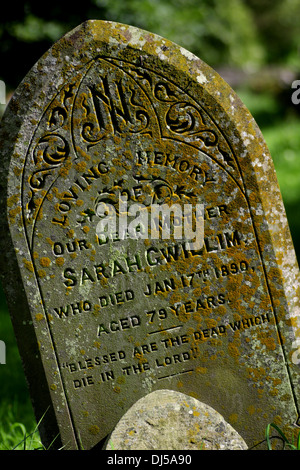 Pierre tombale dans le cimetière à Abbey Dore, Golden Valley, Herefordshire, Angleterre, RU Banque D'Images