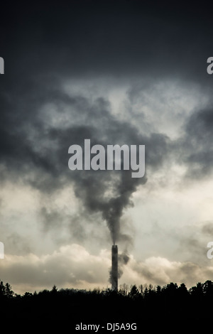 Nature Paysage avec la cheminée de l'industrie de polluer l'air. Ciel avec copie espace. Banque D'Images