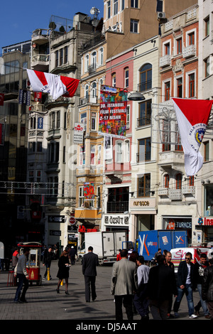 Promeneurs sur Istiklal Caddesi, Beyoglu, Istanbul, République de Turquie Banque D'Images