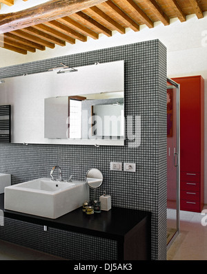 Détail d'un lavabo dans une salle de bains moderne avec un plafond à caissons et mosaïque Banque D'Images