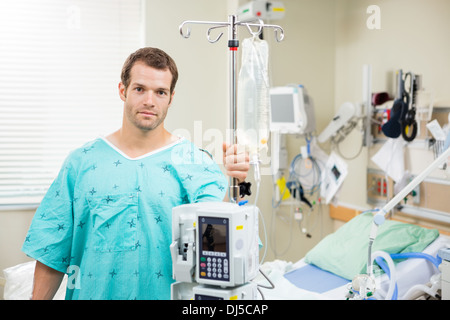 Holding Patient Support avec la machine et sac-à-goutte Banque D'Images