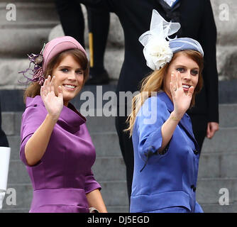 La princesse Eugénie et de la princesse Beatrice d'arriver à la grâce du Jubilé de diamant de la Reine au service de la Cathédrale St Paul de Londres, Angleterre - 05.06.12 Banque D'Images