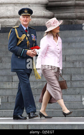 L'Air Chief Marshal Sir Stephen Dalton et femme d'arriver à la grâce du Jubilé de diamant de la Reine au service de la Cathédrale St Paul de Londres, Angleterre - 05.06.12 Banque D'Images