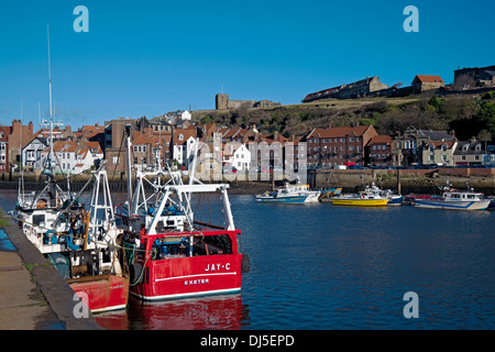 Bateaux de pêche locaux bateaux amarrés au quai en automne Whitby Harbour North Yorkshire Angleterre Royaume-Uni GB Great Grande-Bretagne Banque D'Images