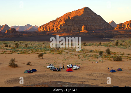 Camping dans l'Acacus Mountains, Sahara Banque D'Images