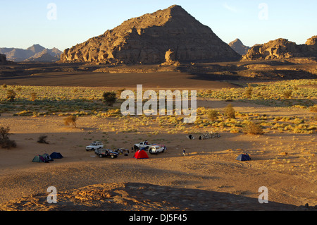 Camping dans les montagnes de l'Acacus Banque D'Images