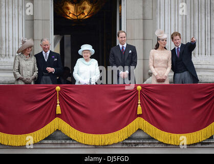 Camilla, Duchesse de Cornouailles, le Prince Charles, prince de Galles, la reine Elizabeth II, le Prince William, duc de Cambridge, Catherine, duchesse de Cambridge et le prince Harry se tenir sur le balcon du palais de Buckingham au cours de la Procession du Jubilé de diamant dans Londo Banque D'Images