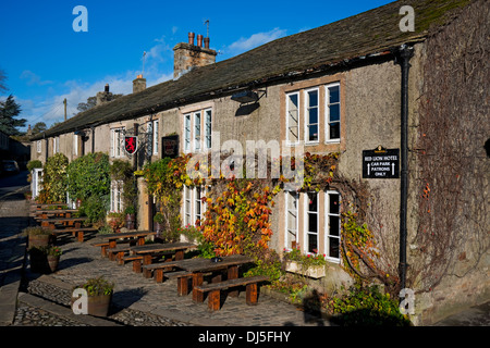 Red Lion Hotel village pub inn extérieur en automne Burnsall Lower Wharfedale North Yorkshire Dales Angleterre Royaume-Uni GB Grande-Bretagne Banque D'Images