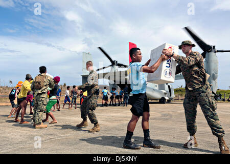 Les Forces armées des Philippines et de Marines américains, décharger l'aide humanitaire d'un MV-22B Balbuzard à la suite du typhon Haiyan, 21 novembre 2013 à l'Aérodrome de Guiuan, Philippines. Banque D'Images