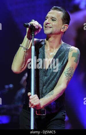 Cologne, Allemagne. 21 nov., 2013. Chanteur Dave Gahan de Depeche Mode se tient durant le premier Allemand concert de l'hiver à Lanxess Arena de Cologne, Allemagne, 21 novembre 2013. Photo : MARIUS BECKER/dpa/Alamy Live News Banque D'Images