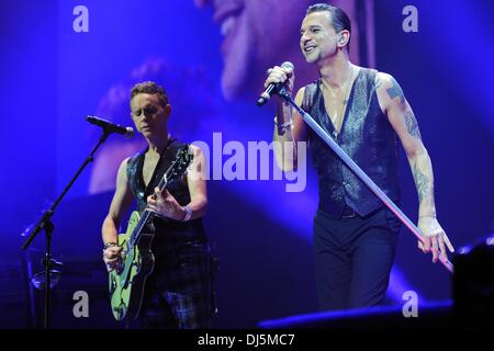 Cologne, Allemagne. 21 nov., 2013. Dave Gahan, chanteur (R) et le guitariste Martin Gore du groupe Depeche Mode se tient durant le premier Allemand concert de l'hiver à Lanxess Arena de Cologne, Allemagne, 21 novembre 2013. Photo : MARIUS BECKER/dpa/Alamy Live News Banque D'Images