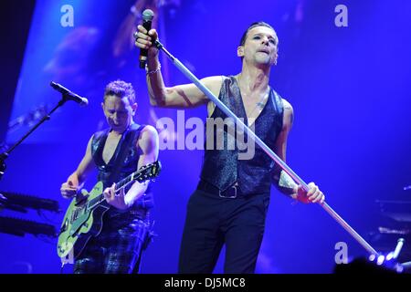 Cologne, Allemagne. 21 nov., 2013. Dave Gahan, chanteur (R) et le guitariste Martin Gore du groupe Depeche Mode se tient durant le premier Allemand concert de l'hiver à Lanxess Arena de Cologne, Allemagne, 21 novembre 2013. Photo : MARIUS BECKER/dpa/Alamy Live News Banque D'Images