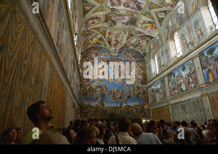 Rome, Italie. Août 12, 2013. Les visiteurs se pressent à la Chapelle Sixtine Musées du Vatican dans la Cité du Vatican à Rome, Italie, 12 août 2013. Les Musées du Vatican sont les musées du Vatican City housing certains des plus célèbres sculptures classiques et des plus importants chefs-d'œuvre de la Renaissance l'art dans le monde. Photo : Soeren Stache/ZB - Aucun service de fil-/dpa/Alamy Live News Banque D'Images