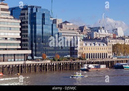 Vue depuis le pont de Londres, regardant vers la ville de Londres Banque D'Images