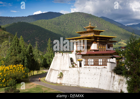 Le Bhoutan, Punakha Dzong, tour de guet fortifiée éclipsé par les collines environnantes Banque D'Images