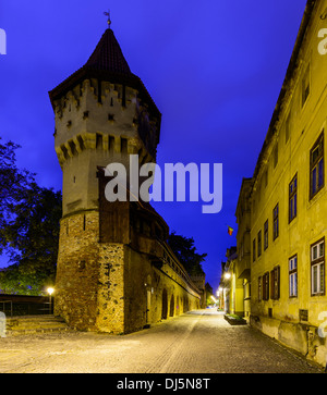 Tour de défense historique de Hermannstadt, Transylvanie, Roumanie, la nuit Banque D'Images