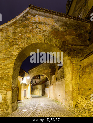 Escaliers passage de Sibiu (Hermannstadt), Transylvanie, Roumanie, la nuit Banque D'Images