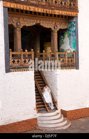 Le Bhoutan, Punakha Dzong, femme chinoise en robe de mariage pose pour des portraits, suite nuptiale Banque D'Images