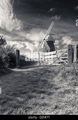 Noir et blanc de halnaker Moulin dans le West Sussex, UK Banque D'Images