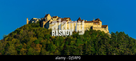 Paysage panoramique avec la Forteresse de Rasnov en Transylvanie, Roumanie Banque D'Images