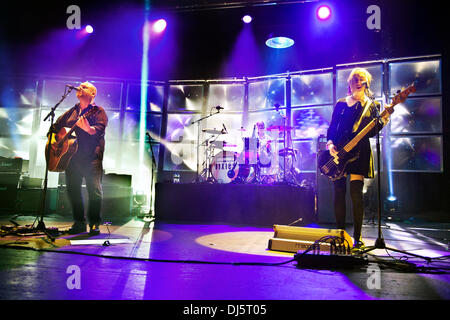 Manchester, UK. 21 novembre 2013. Le groupe de rock américain Pixies en concert à l'O2 Apollo, Manchester, Royaume-Uni. David Lovering (batterie), Black Francis (guitare) et Kim Shattuck (basse). Crédit : John Bentley/Alamy Live News Banque D'Images