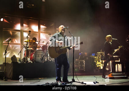 Manchester, UK. 21 novembre 2013. Le groupe de rock américain Pixies en concert à l'O2 Apollo, Manchester, Royaume-Uni. David Lovering (batterie), Black Francis (guitare) et Kim Shattuck (basse). Banque D'Images