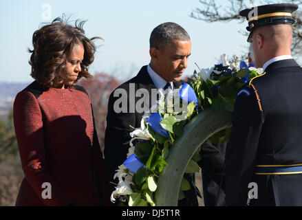 Arlington, Virginia, USA. 20 novembre 2013. Le président des États-Unis Barack Obama et la Première Dame Michelle Obama une gerbe sur la tombe du Président John F. Kennedy au cimetière national d'Arlington, à Arlington. Ce vendredi marquera le 50e anniversaire de l'assassinat du Président Kennedy le 22 novembre 1963. Crédit : Pat Benic / Piscine via CNP/dpa/Alamy Live News Banque D'Images