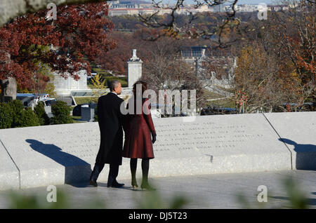 Arlington, Virginia, USA. 20 novembre 2013. Le président des États-Unis Barack Obama et la Première Dame Michelle Obama pause au mémorial pour le président John F. Kennedy au cimetière national d'Arlington, à Arlington. Ce vendredi marquera le 50e anniversaire de l'assassinat du Président Kennedy le 22 novembre 1963. Crédit : Pat Benic / Piscine via CNP/dpa/Alamy Live News Banque D'Images