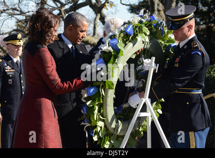 Arlington, Virginia, USA. 20 novembre 2013. Le président des États-Unis Barack Obama et la Première Dame Michelle Obama une gerbe sur la tombe du Président John F. Kennedy au cimetière national d'Arlington, à Arlington. Ce vendredi marquera le 50e anniversaire de l'assassinat du Président Kennedy le 22 novembre 1963. Crédit : Pat Benic / Piscine via CNP/dpa/Alamy Live News Banque D'Images