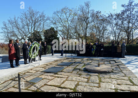 Arlington, Virginia, USA. 20 novembre 2013. Le président Barack Obama, la Première Dame Michelle Obama, l'ancien Président Bill Clinton et ancien secrétaire d'Etat américaine Hillary Rodham Clinton une gerbe sur la tombe du Président John F. Kennedy au cimetière national d'Arlington, à Arlington. Ce vendredi marquera le 50e anniversaire de l'assassinat du Président Kennedy. Crédit : Pat Benic / Piscine via CNP/dpa/Alamy Live News Banque D'Images