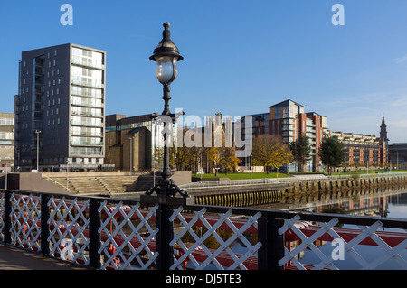 Voir l'est sur la rivière Clyde à Broomielaw du South Portland Street Rue Suspension footbridge, Glasgow, Ecosse Banque D'Images