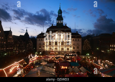 Marché de Noël en face de l'hôtel de ville, Lunebourg, Lunebourg, Basse-Saxe, Allemagne Banque D'Images