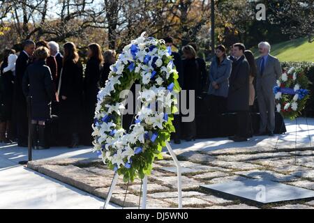 Arlington, Virginia, USA. 20 novembre 2013. Le président des États-Unis Barack Obama parle avec les membres de la famille Kennedy qui a déposé une gerbe sur la tombe du Président John F. Kennedy au cimetière national d'Arlington, à Arlington. Ce vendredi marquera le 50e anniversaire de l'assassinat du Président Kennedy. Crédit : Pat Benic / Piscine via CNP/dpa/Alamy Live News Banque D'Images